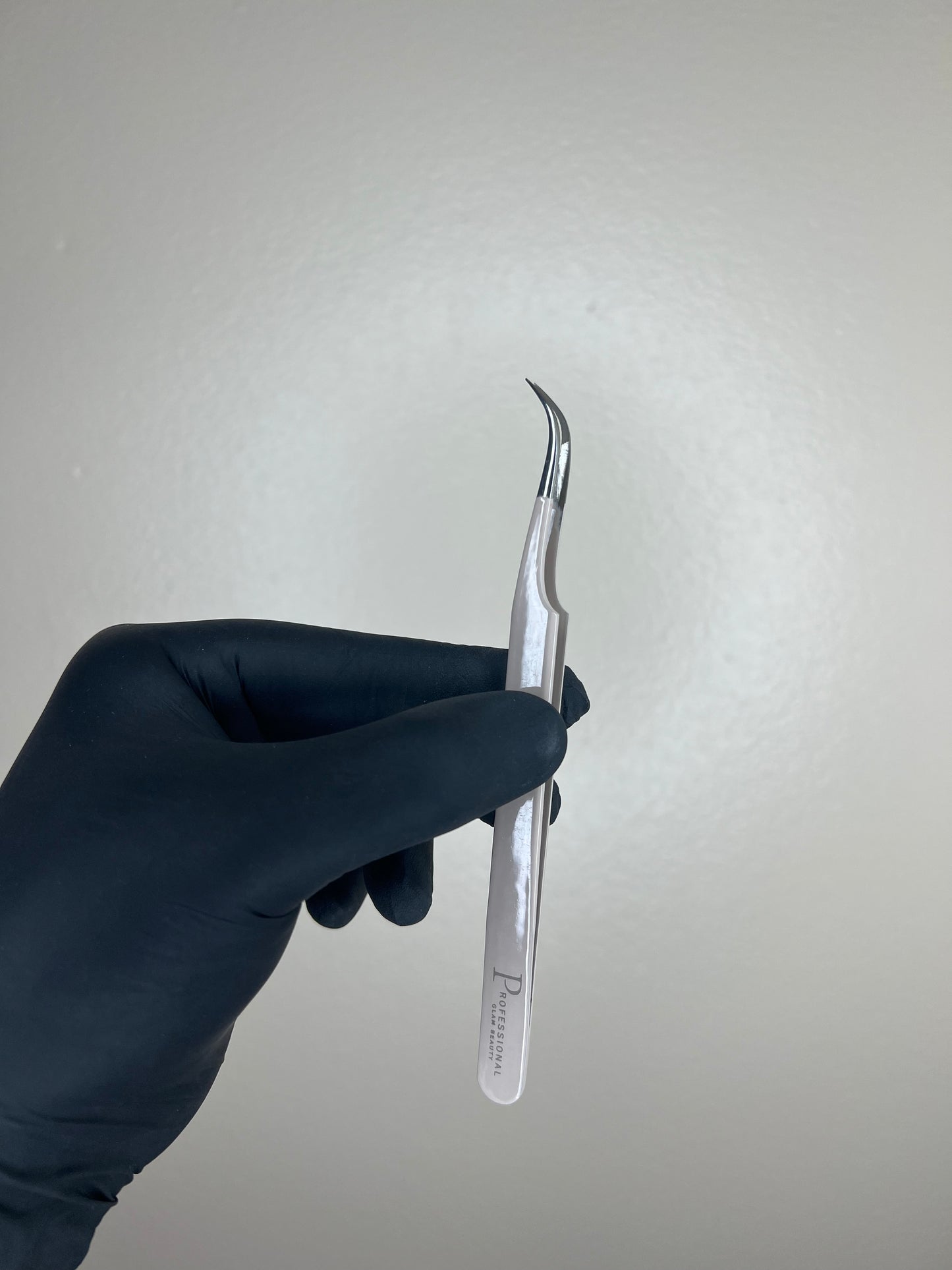 NEW Classy Curvy Fiber Tip Tweezer