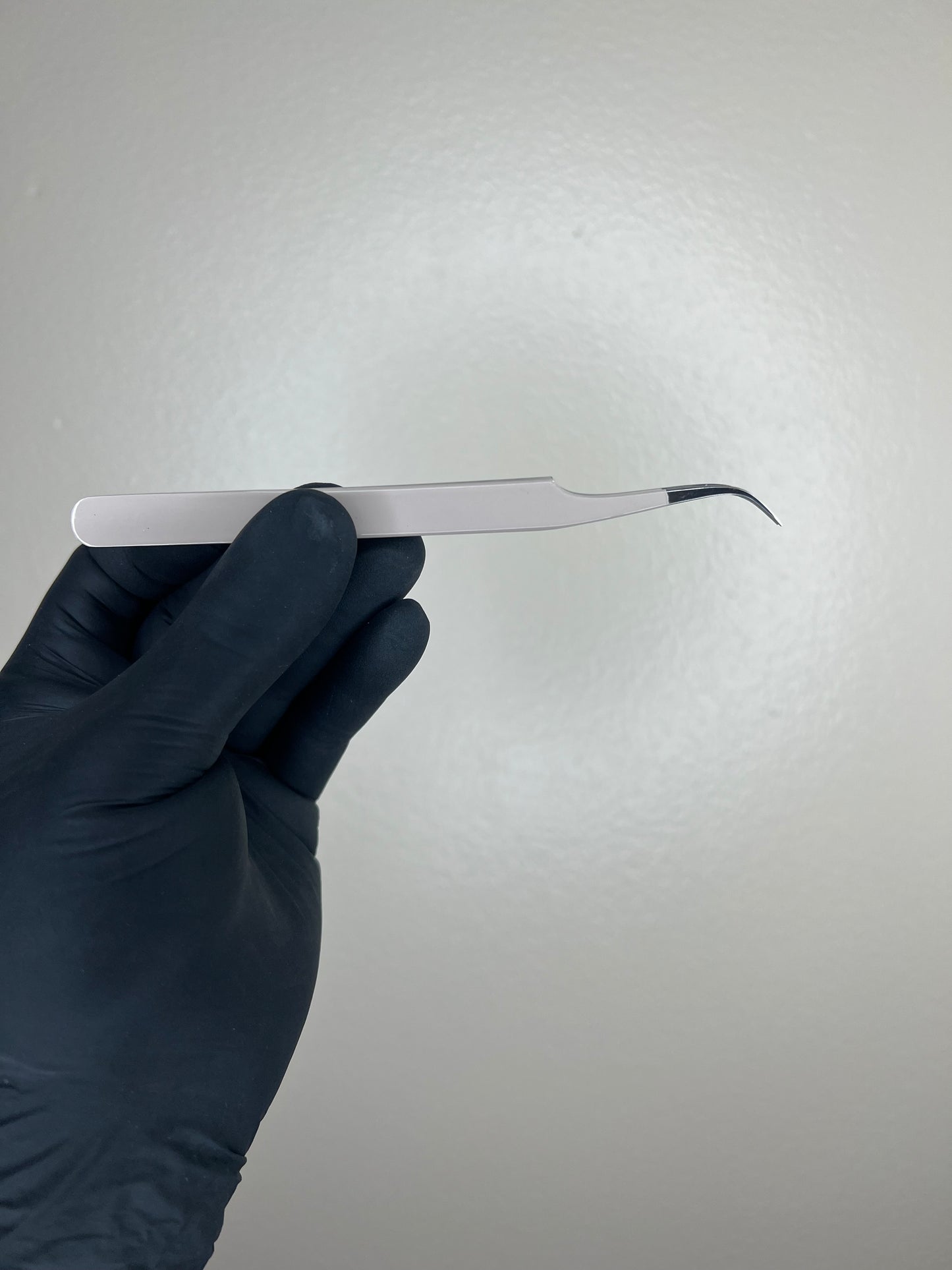 NEW Classy Curvy Fiber Tip Tweezer